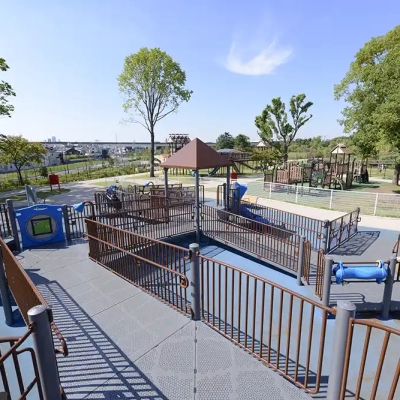 林の小道遊具は車いすでも遊べる（舎人公園）