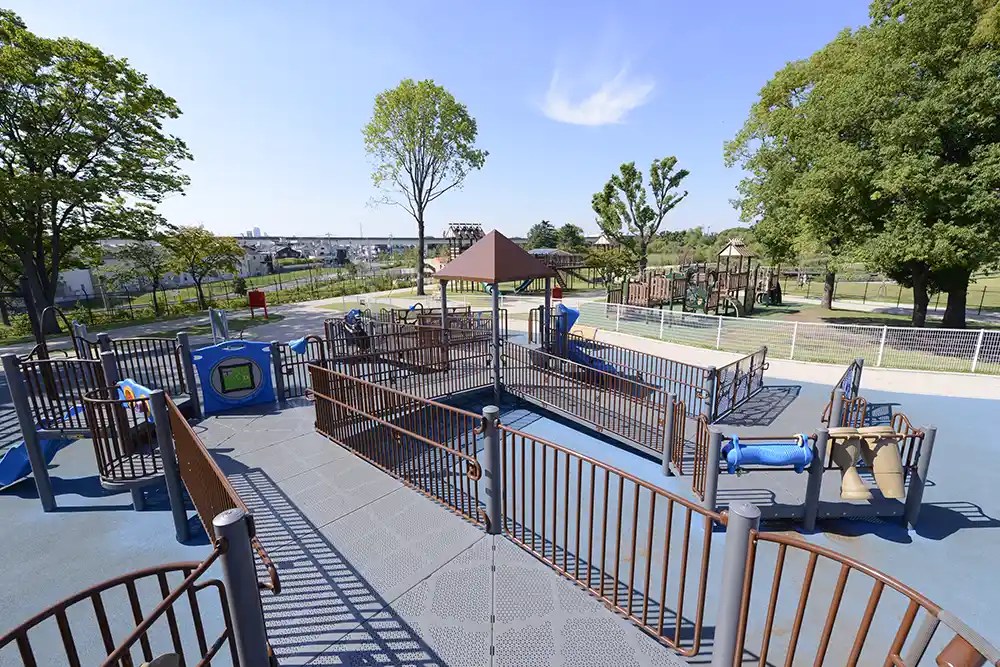 toneri-adventure-hill-15 林の小道遊具は車いすでも遊べる(舎人公園)