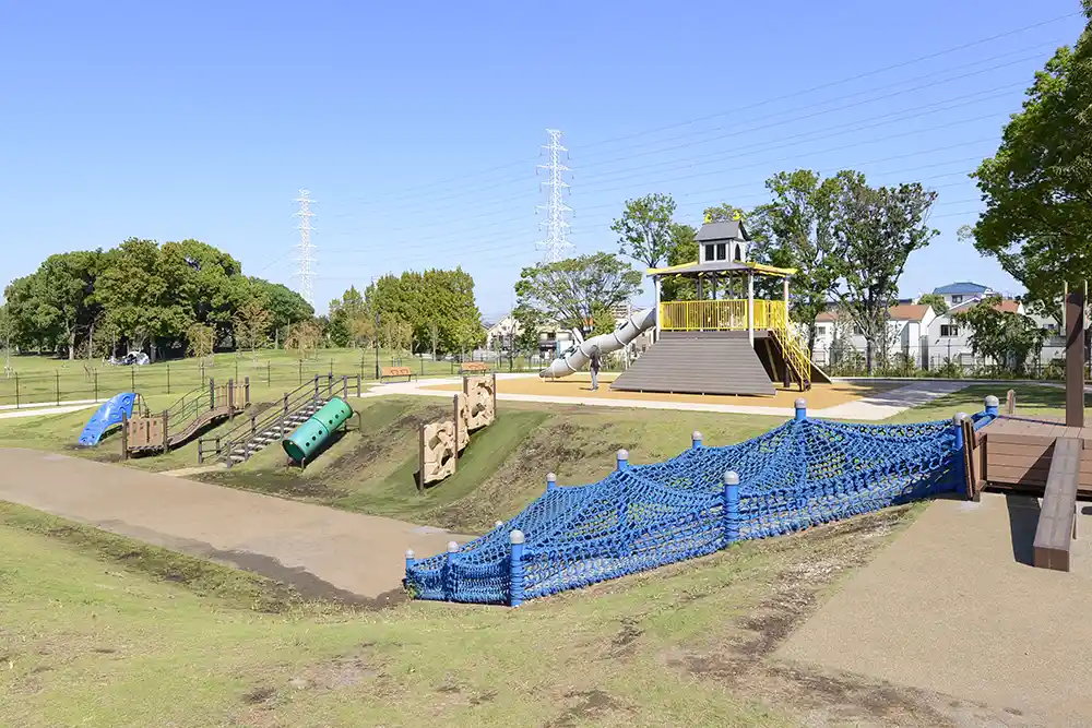 漁網ネット遊具と舎人城（舎人公園）