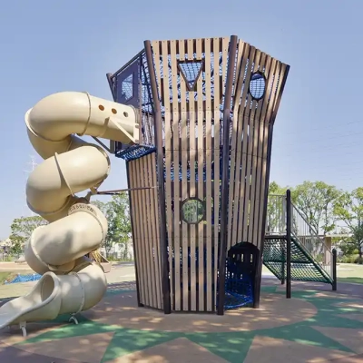 冒険の丘「円筒はにわの塔」（舎人公園）