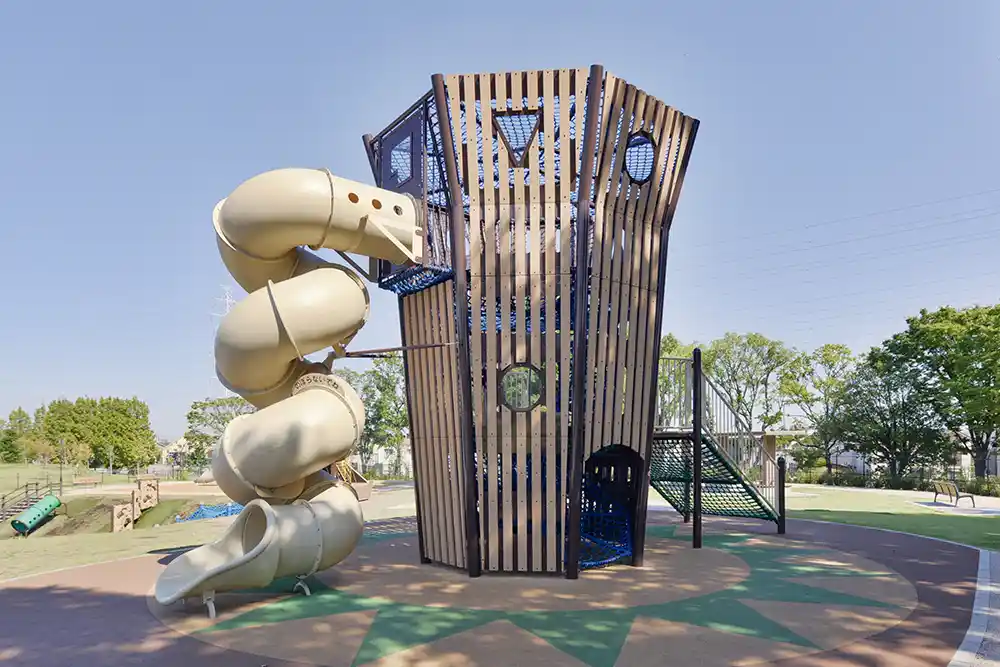 冒険の丘「円筒はにわの塔」（舎人公園）