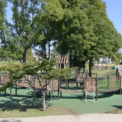 toneri-adventure-hill-28 遠くから見た「森の遊具」(舎人公園)