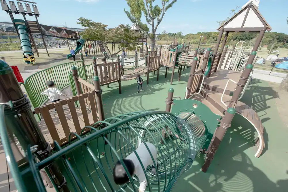 冒険の丘「森の遊具」（舎人公園）