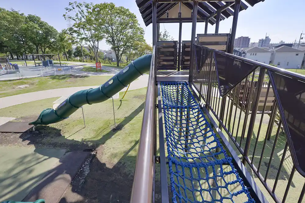 冒険の丘「樹上の小道」（舎人公園）