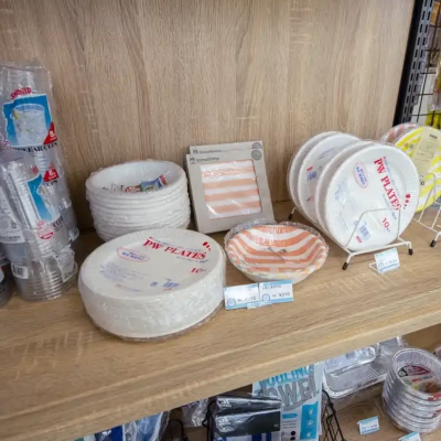 売店の売り物、皿・コップ（舎人公園のバーベキュー広場）