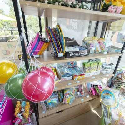 売店の売り物、遊び道具（舎人公園のバーベキュー広場）