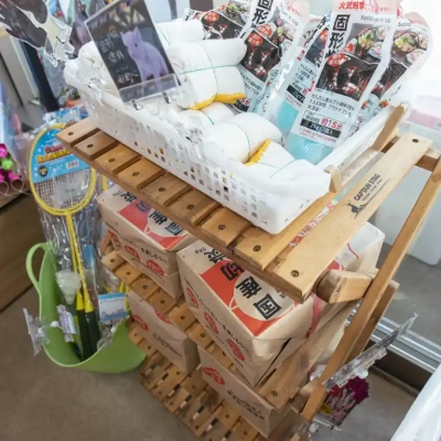 売店の売り物、軍手・炭・固形燃料（舎人公園のバーベキュー広場）