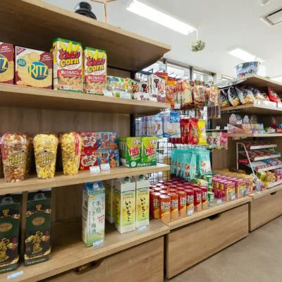 売店の売り物、お菓子・お酒（舎人公園のバーベキュー広場）