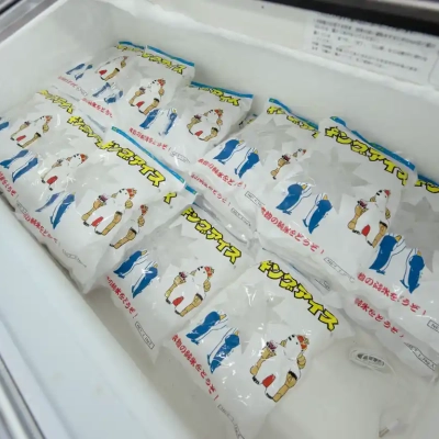 売店の売り物、ロックアイス（舎人公園のバーベキュー広場）