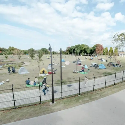 冒険の丘の隣にある芝生広場でテントを張る（舎人公園）
