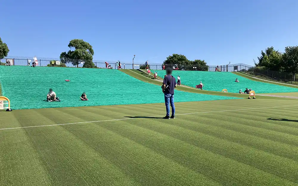 休日は混雑するソリゲレンデ（舎人公園）