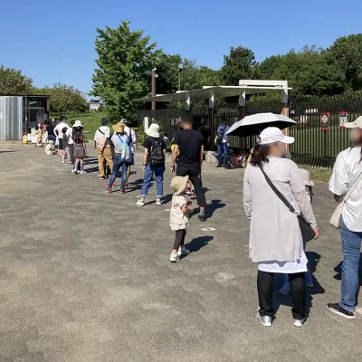休日、ゲレンデ開場15分前の状況（舎人公園）