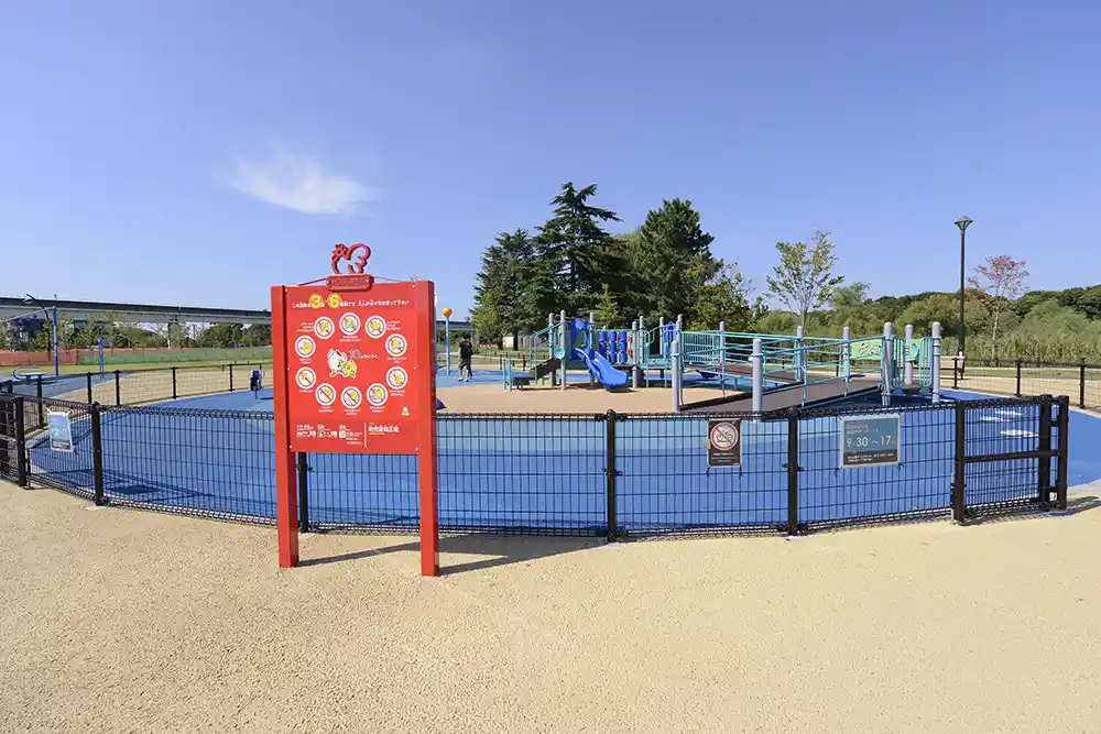 フェンスに囲われた幼児の遊び場（舎人公園）