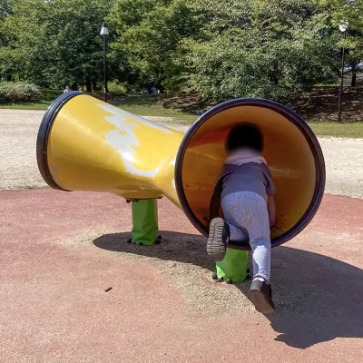 ゆらゆら揺れる遊具（舎人公園にある幼児公園）