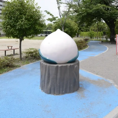 舎人町公園の桃のオブジェ