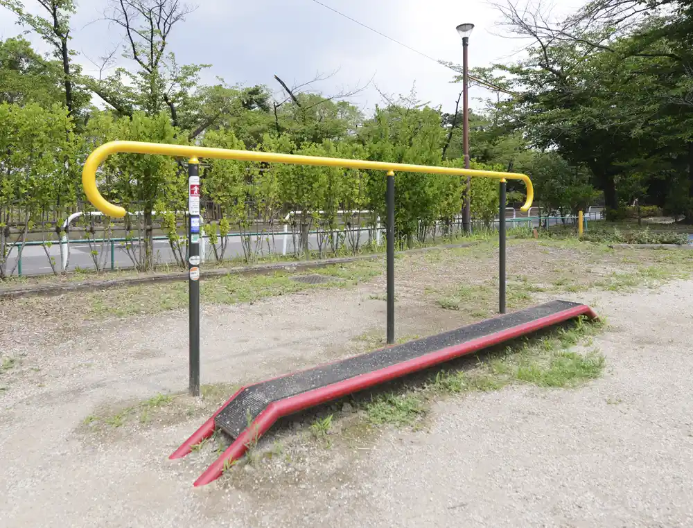 舎人町公園の手すり付き平均台