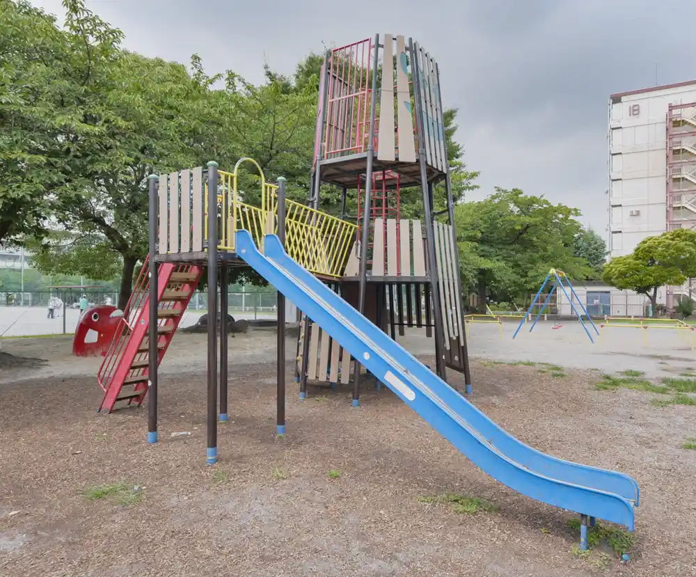 舎人いきいき公園のアスレチックタワー