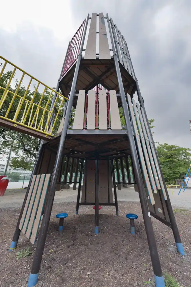 舎人いきいき公園のアスレチックタワー