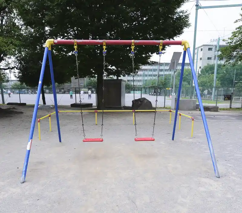 舎人いきいき公園のブランコ