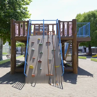 ロープ付きクライミング（梅田公園）