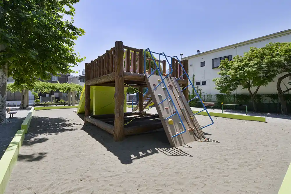 滑り台の周りはすべて砂場（梅田公園）