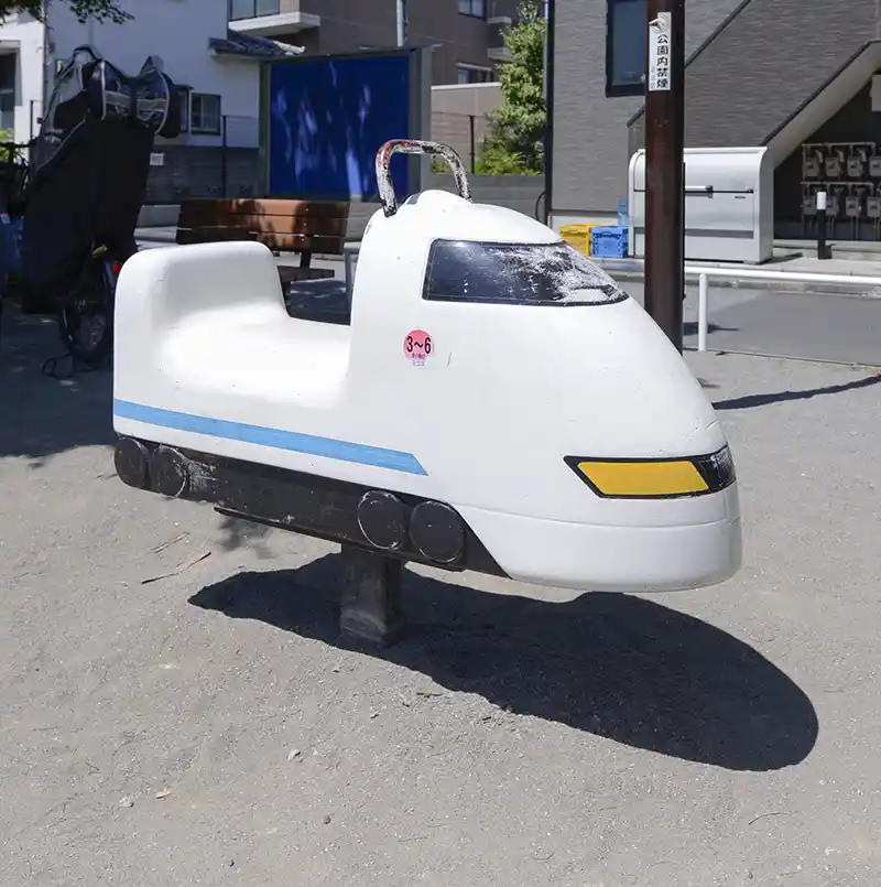 新幹線のロッキング遊具（梅田公園）