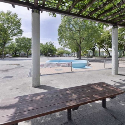 じゃぶじゃぶ池の休憩スペース（梅田亀田公園）