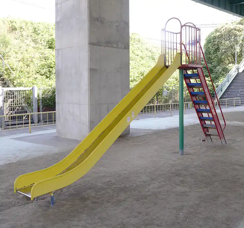 滑り台（牛田児童遊園）