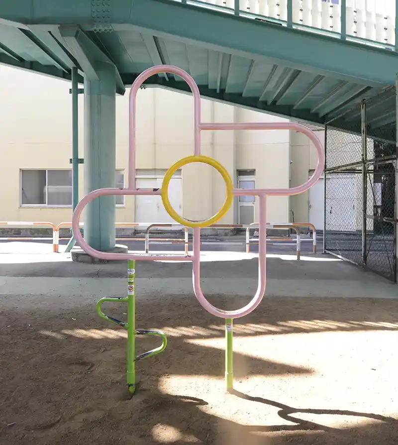 花形のアスレチック遊具（牛田児童遊園）