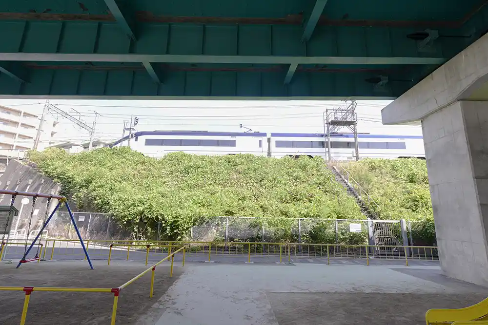 公園から見える電車（牛田児童遊園）