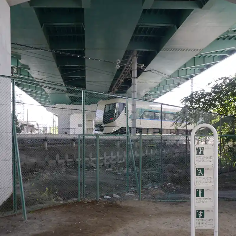 公園から見える電車「東武線特急リバティ」（牛田児童遊園）
