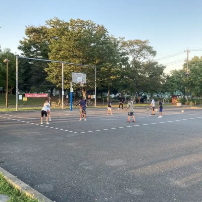 中川公園B地区のバスケットゴールコートは小中学生が多い