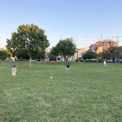 広場でボール遊び（中川公園B地区）