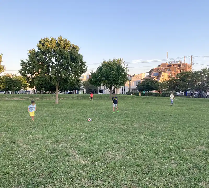 nakagawab-square-3 広場でボール遊び(中川公園B地区)