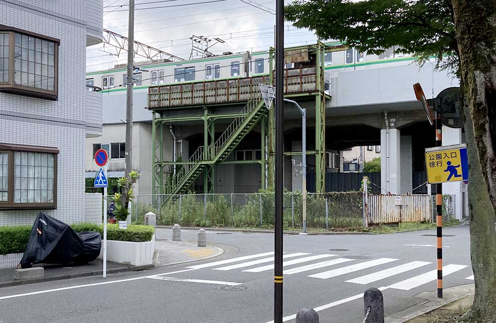 公園から見える電車（下河原公園）