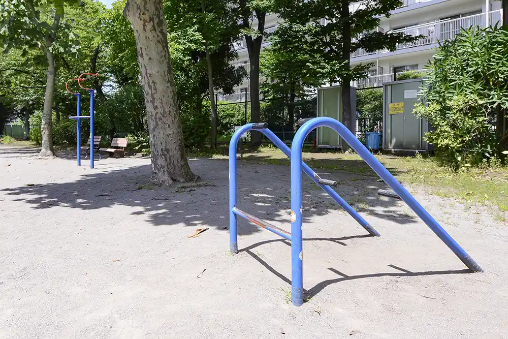 senjuhigashimachi-training-4 健康器具コーナー(千住東町公園)