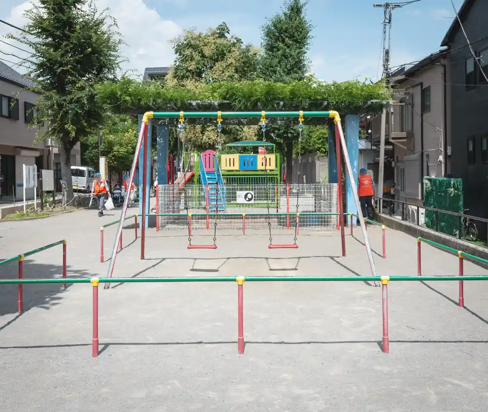 千住ほんちょう公園のブランコ