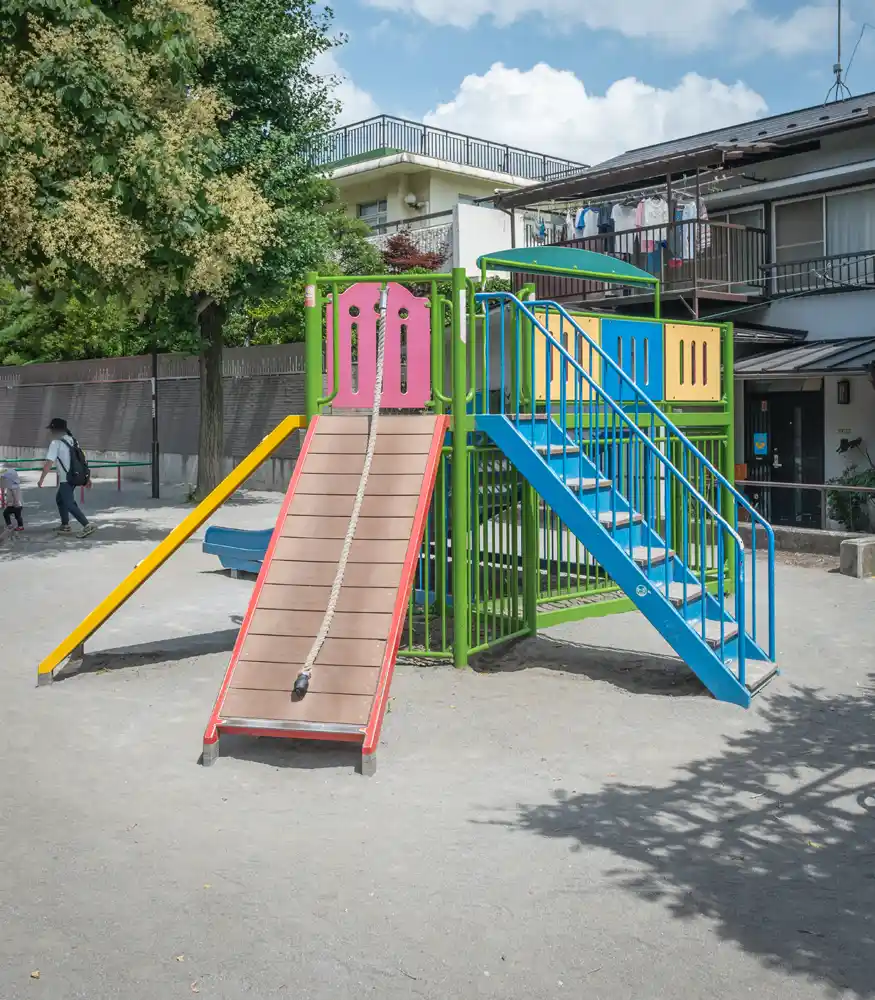 千住ほんちょう公園のコンビネーション遊具