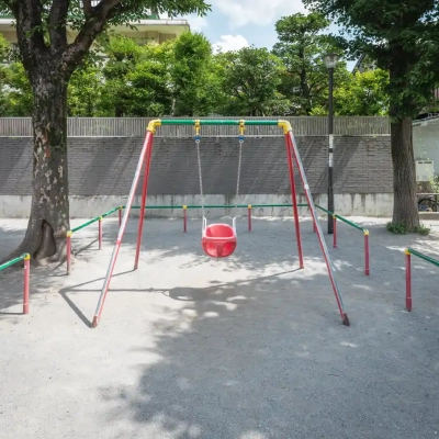 千住ほんちょう公園の幼児用ブランコ