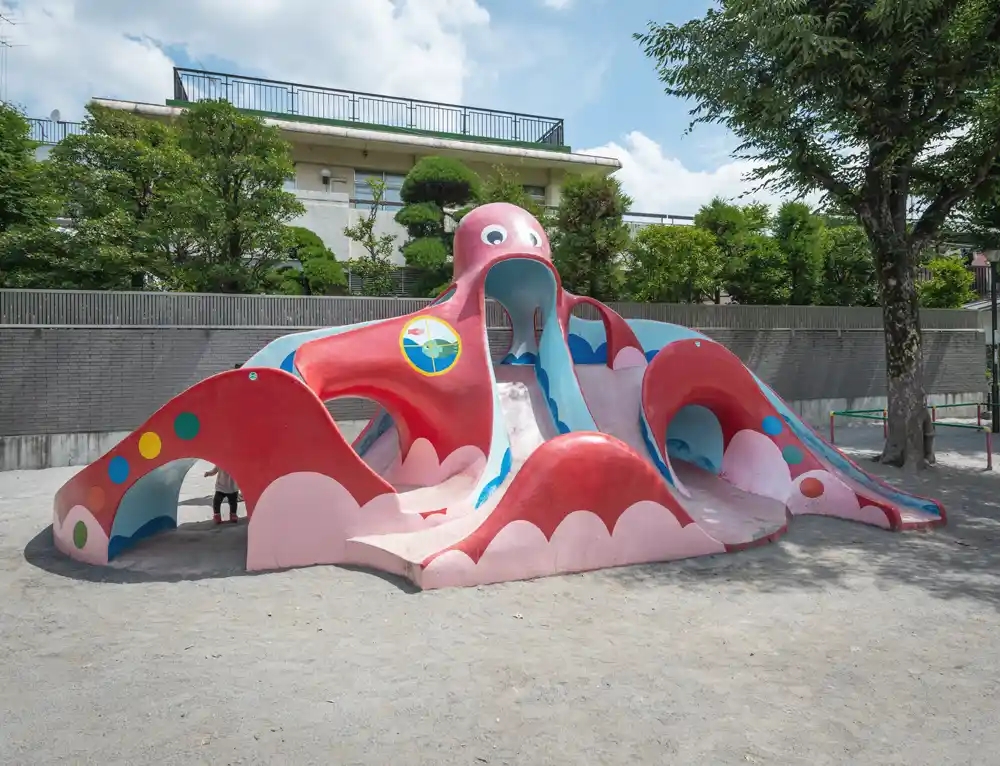 千住ほんちょう公園のタコ滑り台