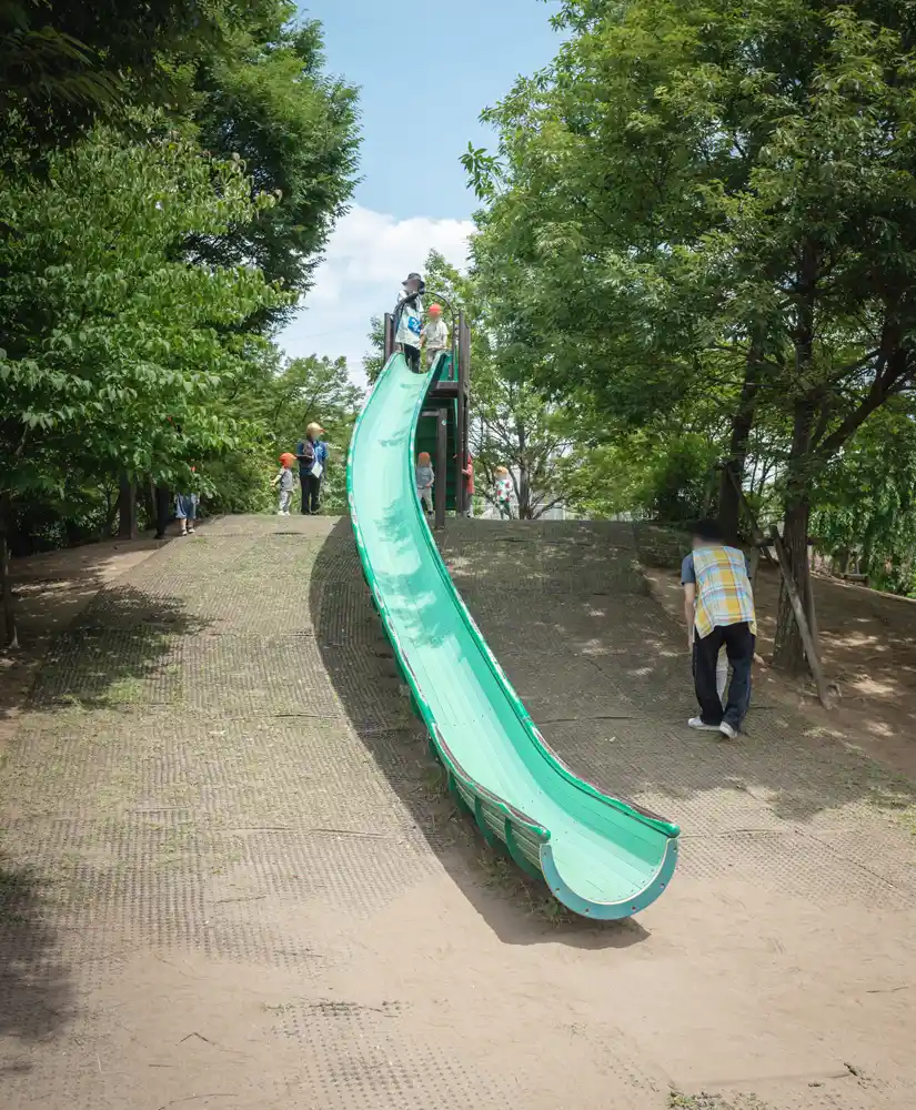千住大橋さくら公園のロング滑り台