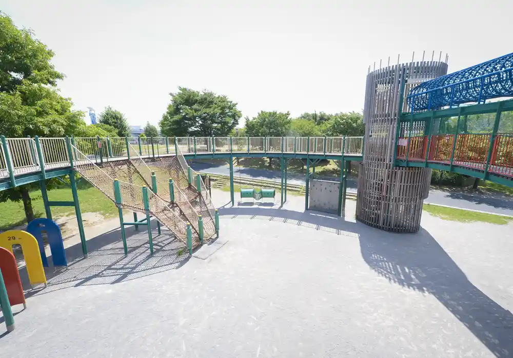 汐入公園にある巨大複合遊具「ツインタワー」