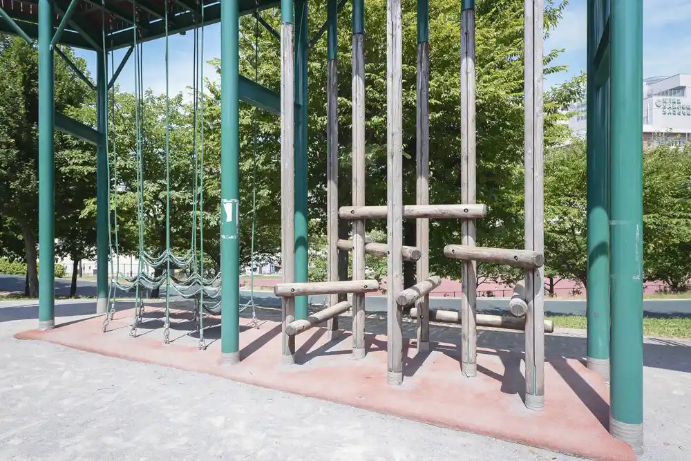 汐入公園にある巨大複合遊具「ツインタワー」