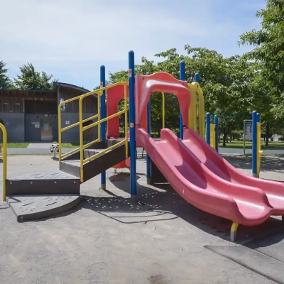 shioiri-playground-equipment-3 汐入公園にある幼児用滑り台