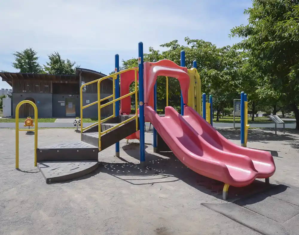 汐入公園にある幼児用滑り台