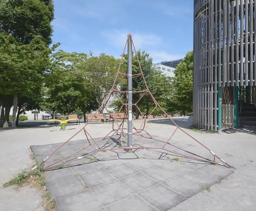 汐入公園にあるロープジャングルジム