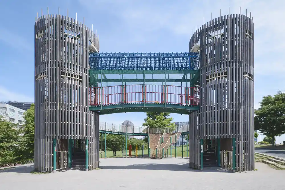 汐入公園にある巨大複合遊具「ツインタワー」