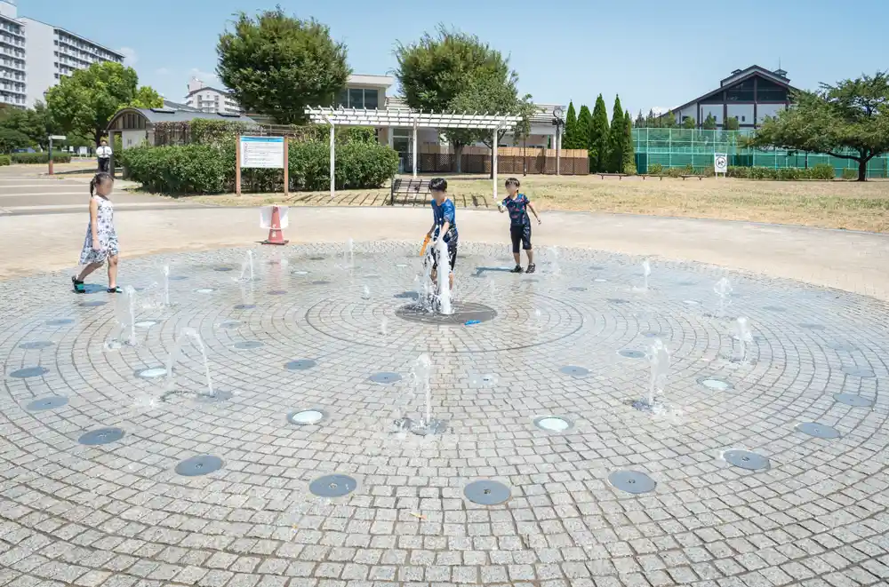 汐入公園の噴水広場、オムツが外れていない子でも水遊びができる