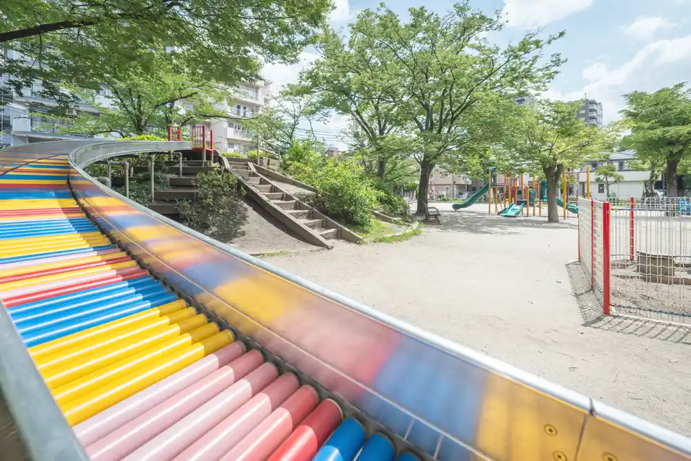 荒川区天王公園の遊具コーナー