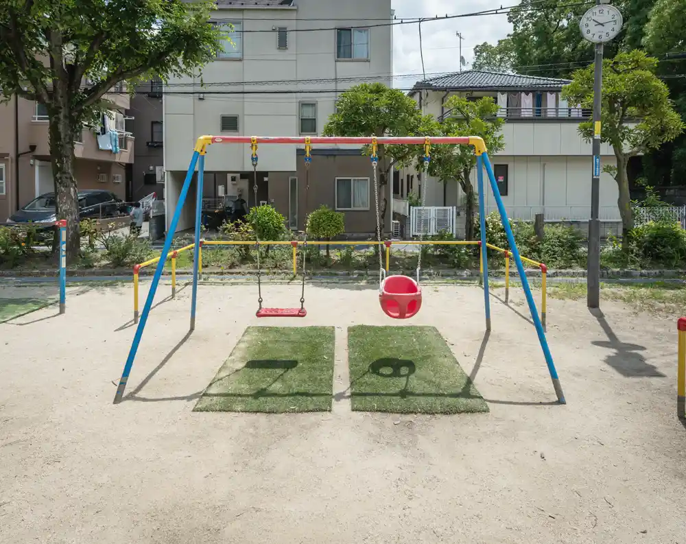 荒川区天王公園のブランコ